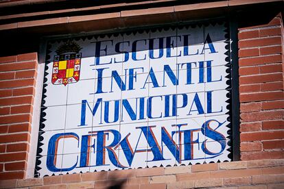 Azulejos en la fachada de la Escuela Infantil Municipal Cervantes de Jaén. 