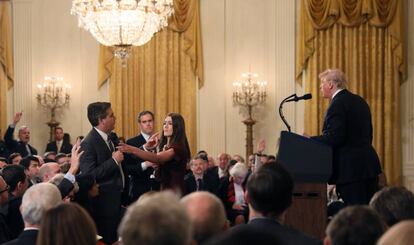 Incidente entre el presidente Trump y el periodista Jim Acosta, este miércoles.