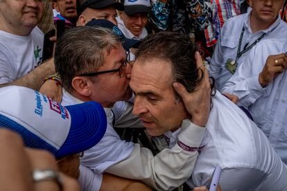 Un seguidor de Fico Gutiérrez, secretea al oído del candidato presidencial, en medio de una multitud en Parques del Río, Medellín.