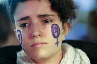 Una manifestante con la cara pintada durante la concentración en Madrid por el caso de La Manada. 