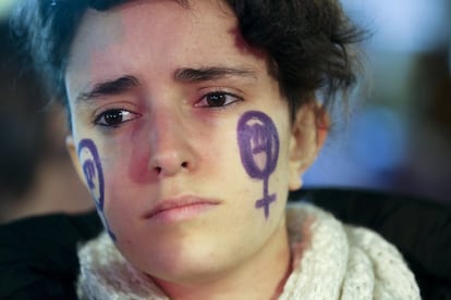 Una manifestante con la cara pintada durante la concentración en Madrid por el caso de La Manada.