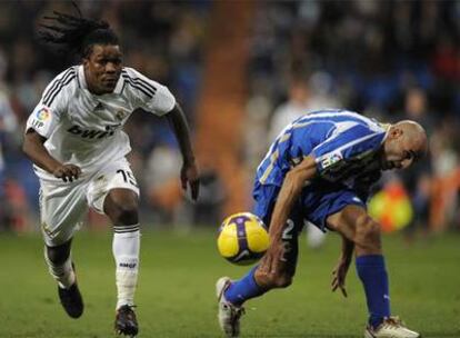 Drenthe persigue la pelota tras superar a Manuel Pablo.