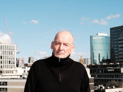 Rem Koolhaas posa en la terraza de la sede de OMA, el estudio de arquitectura que fundó en Róterdam, en exclusiva para ICON Design.