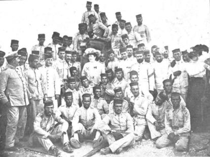 Carmen de Burgos, en el centro, junto a soldados españoles en la Guerra de Melilla.