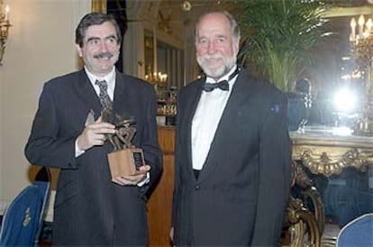 Antonio Muñoz Molina recibe el galardón que le entrega el presidente del jurado Juan Fernández-Layos.