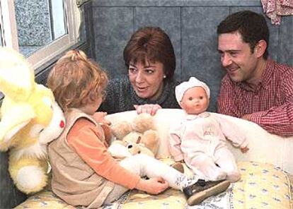 Laura Yáñez Gómez de Cardiñanos, con sus padres.