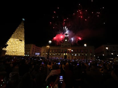 Fuegos artificiales en la Real Casa de Correos tras las Campanadas de Fin de Año 2022, en la Puerta del Sol, a 1 de enero de 2023, en Madrid (España).