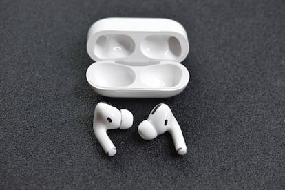 Apple AirPods abiertos