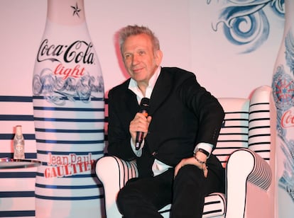 Muchos diseñadores, incluso de alta costura, han participado en la confección del diseño de la botella de Coca Cola. Uno de los últimos fue Jean Paul Gaultier, que en 2012 lanzó una colección de botellas de Coca Cola Light creadas por él.