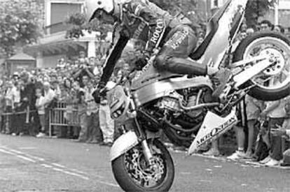 El brasileño AC Farias realiza una espectacular cabriola con su potente moto en la Gran Vía de Sestao, en la clausura de la Fantasy Show Bike.