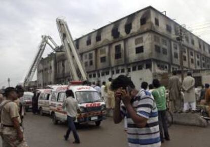 Vista frontal de la fábrica textil que sufrió ayer un incendio en Karachi, Pakistán.