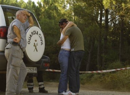 Familiares y amigos de Laura Alonso, cerca del lugar donde ayer fue hallado el cadáver de la joven.