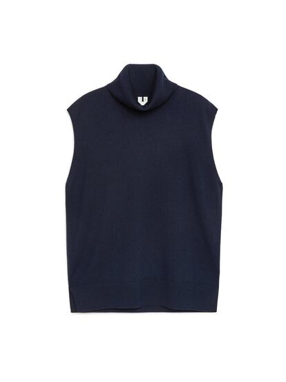 Las rebajas son un momento perfecto para hacerte con un buen fondo de armario y un chaleco como este, de lana merino, en azul marino y con cuello de vuelto de Arket es una de las prendas que debería de estar en tu carrito de la compra. Tiene un 44% de descuento y se queda en 50 euros.