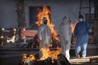 Incineración de una víctima de la covid, este jueves en Nueva Delhi.
