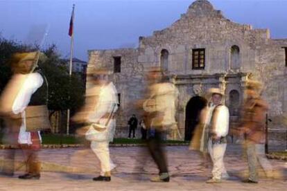 La pequeña iglesia del siglo XVIII del Álamo, en el corazón de la ciudad de San Antonio, recuerda el episodio más heroico de la historia de Tejas, la muerte de 182 hombres a manos de soldados mexicanos en la defensa de un fuerte construido por los españoles.
A este destino turístico acuden más de mil visitantes diarios de todo Estados Unidos.