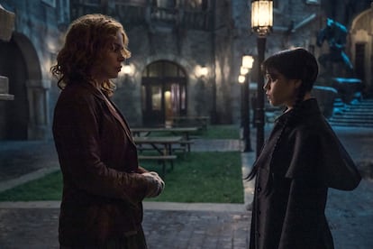 Billie Piper y Jenna Ortega, en la segunda temporada de 'Miércoles'.