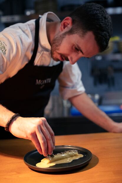 El cocinero Xune Andrade termina su canelón de corderu ‘xaldu’, reducción de leche de oveja y jugo de caldereta, semillas y hojas aromáticas, en la cocina de su restaurante asturiano Monte. 