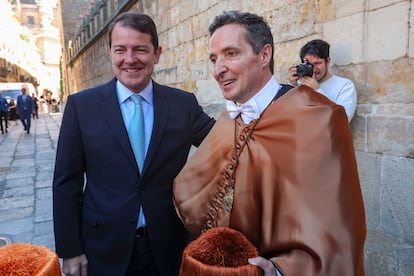 El presidente de la Junta de Castilla y León, Alfonso Fernández Mañueco, junto a Juan Manuel Corchado, durante su toma de posesión como rector de la Universidad de Salamanca.