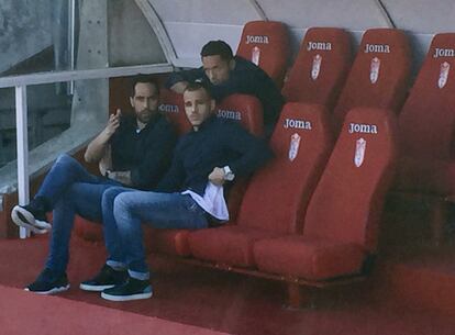 Douglas, Adriano e Bravo conversam no banco antes da partida.