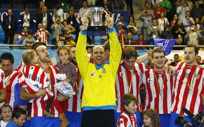 Jos&eacute; Javier Hombrados levanta el trofeo de la Copa del Rey de balonmano tras vencer al Barcelona Intersport en Torrevieja.