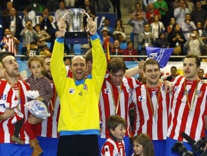 Jos&eacute; Javier Hombrados levanta el trofeo de la Copa del Rey de balonmano tras vencer al Barcelona Intersport en Torrevieja.