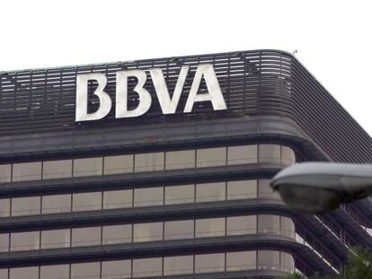 Logotipo del BBVA en la fachada de la sede, en Madrid.
