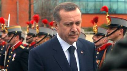 El primer ministro turco, Recep Tayyip Erdogan, pasa revista a una guardia de honor en el palacio de la Moncloa.