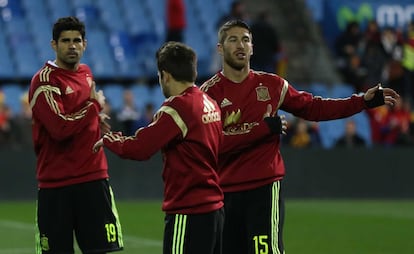 Diego Costa, Jordi Alba y Sergio Ramos, durante el calentamiento.