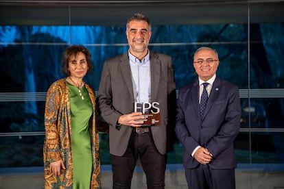 De izquierda a derecha, Yolanda Gilaberte, presidenta de la Academia Española de Dermatología y Venereología (AEDV), Oriol Güell y Agustín Buendía, director de la Fundación Piel Sana.