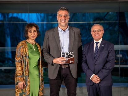 De izquierda a derecha, Yolanda Gilaberte, presidenta de la Academia Española de Dermatología y Venereología (AEDV), Oriol Güell y Agustín Buendía, director de la Fundación Piel Sana.