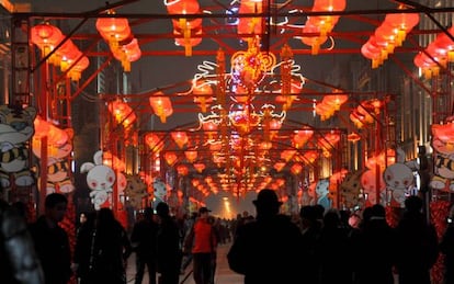 Decoración en la calle Qianmen, en Pekín, durante una edición anterior del Festival de las Linternas Rojas.