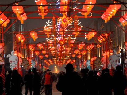 Decoraci&oacute;n en la calle Qianmen, en Pek&iacute;n, durante una edici&oacute;n anterior del Festival de las Linternas Rojas. 
