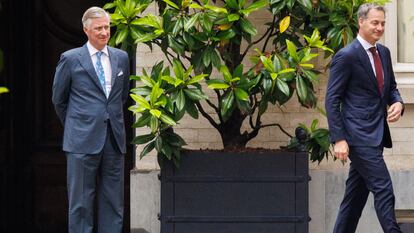 El rey Felipe despide al primer ministro, Alexander De Croo, este lunes en el Palacio Real de Bruselas.