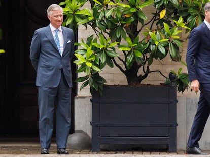 El rey Felipe despide al primer ministro, Alexander De Croo, este lunes en el Palacio Real de Bruselas.