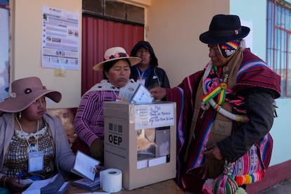 Ciudadanos votan en Bolivia, el 17 de agosto.