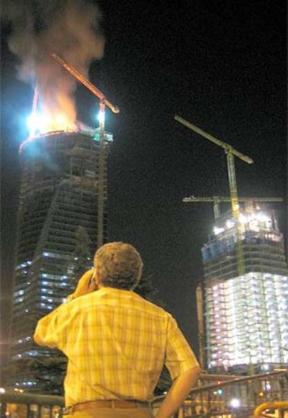 Imagen del fuego que asoló las plantas superiores de la torre Espacio.