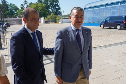 El consejero andaluz de Presidencia, Antonio Sanz, junto con el director general de Canal Sur, Juan de Dios Mellado.