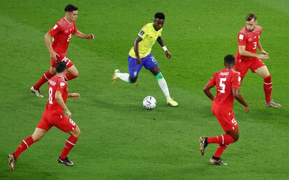 Vinicius, rodeado de varios jugadores suizos, durante el partido disputado este lunes entre las dos selecciones.