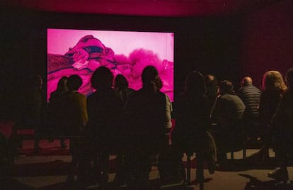 La pel·lícula 'Roi Soleil', d'Albert Serra, durant la jornada de portes obertes de la Fundació Tàpies.