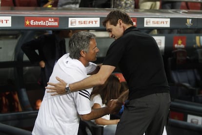 Mourinho saluda a Tito Vilanova en el partido de ida de la Supercopa del 23 de agosto de 2012.