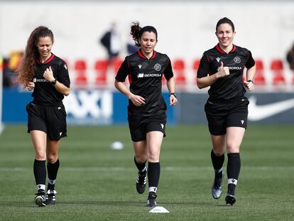 Un equipo arbitral femenino calienta antes de un partido de la Liga Iberdrola.