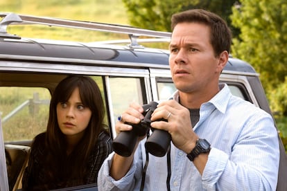 Mark Wahlberg / 'El incidente' – Solemos asociar a Mark Wahlberg a cine de acción, a su pasado como modelo de ropa interior e incluso al rap, pero lo cierto es que en su filmografía acumula un buen puñado de títulos arriesgados a las órdenes de directores de culto como 'Boogie Nights' o 'Infiltrados'. Películas complejas que requerían cierto esfuerzo por parte del espectador, aunque ninguna resultó tan inasequible como 'El incidente', la propuesta de M. Night Shyamalan en la que compartió protagonismo con Zoey Deschanel y John Leguizamo. A priori era una apuesta segura como todo lo que venía avalado por el director de 'El sexto sentido', en la que había trabajado su hermano Donnie, pero lo que se preveía un éxito de taquilla acabó siendo un fracaso y una fuente de memes que sólo arrasó en las candidaturas a los indeseados premios Razzie en los que su estrella masculina fue uno de los nominados. La historia de un profesor de ciencias de Filadelfia que intenta proteger a su familia de sucesos inexplicables sigue siendo un tema del que Wahlberg no quiere ni hablar. Pero cuando lo hace deja claro lo que piensa de ella. Durante una entrevista promocional con Amy Adams para presentar 'The Figther' afirmó que ya había coincidido con la actriz en otra película que habían estado a punto de protagonizar juntos. “Casi coincidimos en otra película realmente mala, pero ella esquivó la bala”, afirmó. “No quiero decirte qué película... bueno, sí, 'El incidente'. A la mierda. Es lo que es. Malditos árboles. A la mierda las plantas.No puedes culparme por no querer interpretar a un profesor de ciencias. Al menos no estaba interpretando a un policía o un delincuente". No fue la única vez que el antiguo rapero no entendió un guion. Rechazó participar en el 'Star Trek' de J.J. Abrams porque, según afirmó en la revista 'Total Film', intentó leer el guion y no entendió nada, “ni las palabras, ni el diálogo, ni nada. Luego vi la película y pensé: 'Mierda, Abrams hizo un gran trabajo”.