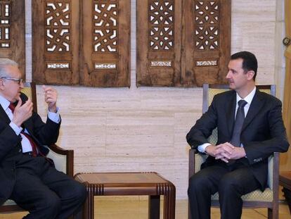 Foto oficial de la agencia Sana del encuentro entre Lakhdar Brahimi (a la izquierda) y Bachar el Asad.