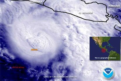 Imagen de satélite que muestra la llegada de <i>Adrián</i> a El Salvador.