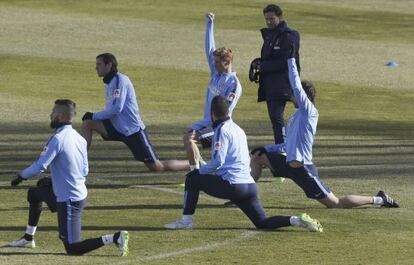 Torres, con el brazo levantado, en el entrenamiento del Atlético.
