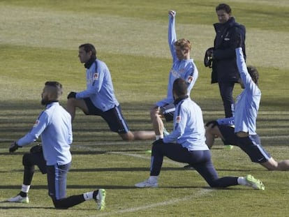 Torres, con el brazo levantado, en el entrenamiento del Atlético.