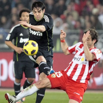 Kaká dispara a puerta ante Bernardello.