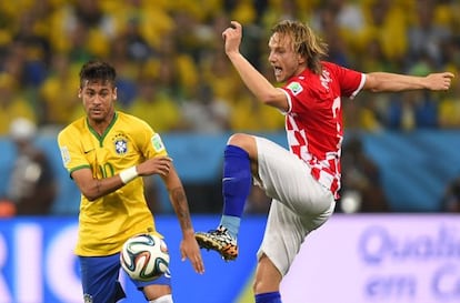 Rakitic intenta controlar el balón ante Neymar en el Brasil-Croacia.