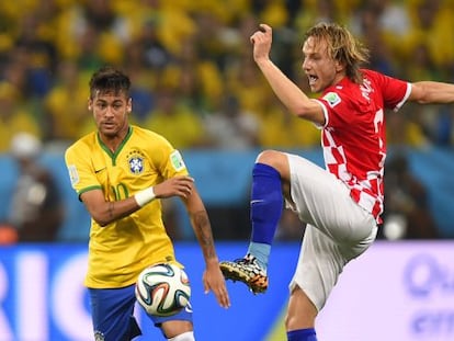 Rakitic intenta controlar el bal&oacute;n ante Neymar en el Brasil-Croacia. 