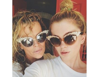 Kim Basinger y su hija Ireland Baldwin, en un 'selfie', que colgaron en Twitter.